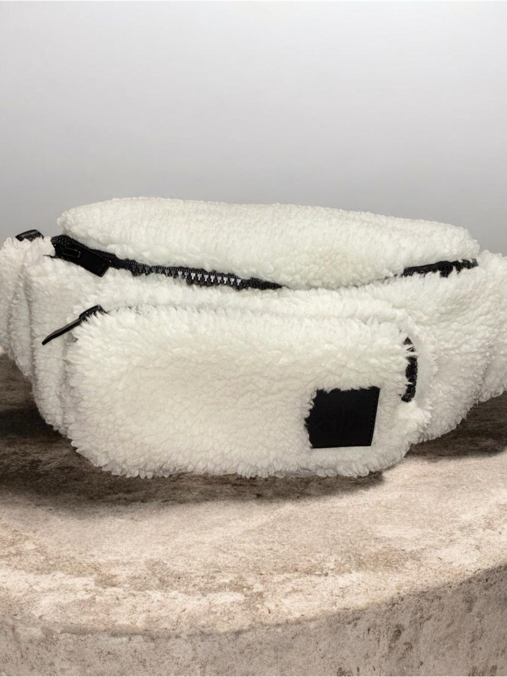 Alo Yoga Sherpa Explorer Fanny Pack – Ivory/White